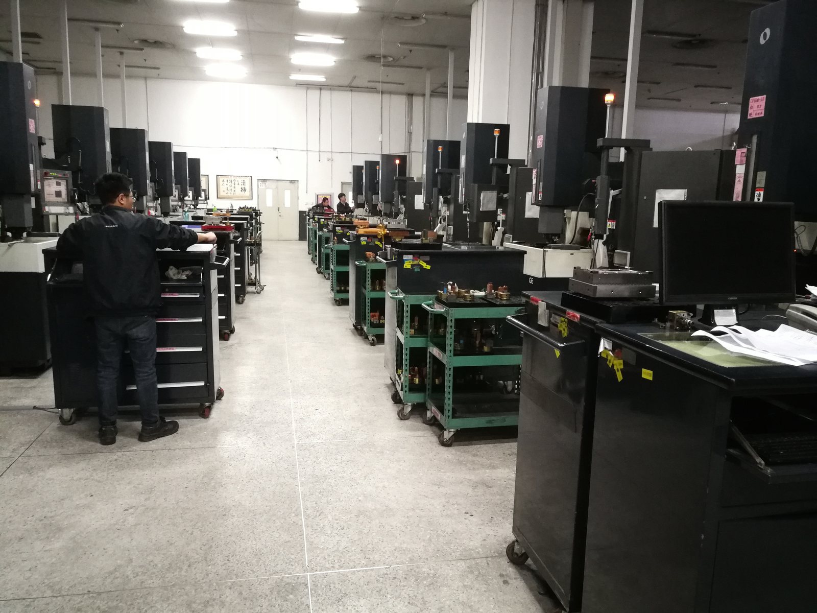 东聘精密模具电火花加工车间